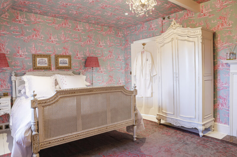 Antoinette Room luxurious B&B at Gileston Manor